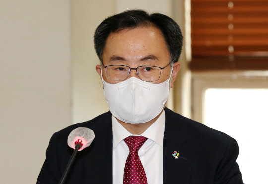 30일 오후 서울 중구 프레스센터에서 열린 제23차 에너지위원회에서 문승욱 산업통상자원부 장관이 인사말을 하고 있다. 연합뉴스